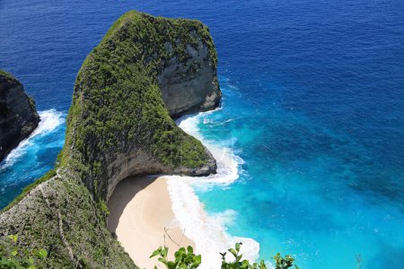 The cliff and the beach - Kelingking Beach, Nusa Penida, Indonesia