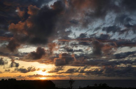 Téléchargez les photos : Coucher de soleil nuageux - Bali, Indonésie - en image libre de droit