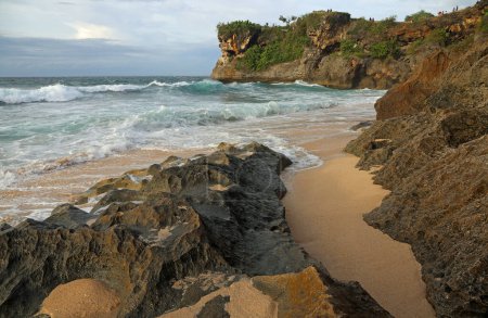 Téléchargez les photos : Le rocher lissé par les vagues - Balangan beach, Bali, Indonésie - en image libre de droit