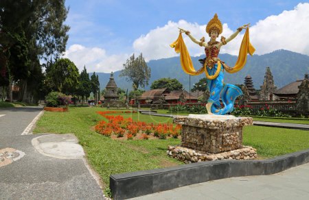 Foto de Escultura balinesa - Pura Ulun Danu Bratan - Bali, Indonesia - Imagen libre de derechos