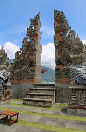 Foto de La puerta dividida vertical - Pura Ulun Danu Bratan - Bali, Indonesia - Imagen libre de derechos