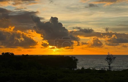 Sonnenuntergang hinter Wolken - Bali, Indonesien