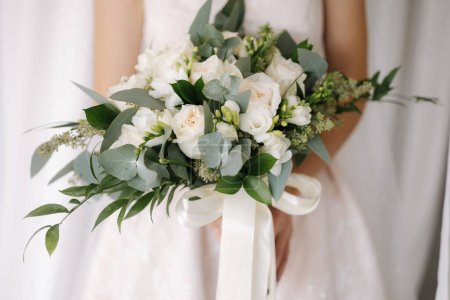 Téléchargez les photos : Gros plan de la mariée tenir grand bouquet de mariage. - en image libre de droit