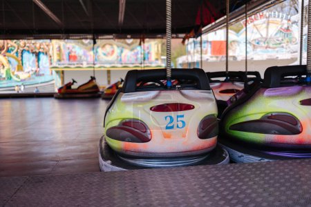 Foto de Coche de parachoques en feria de la diversión. Coloridos coches eléctricos en el parque de atracciones. Foto de alta calidad - Imagen libre de derechos