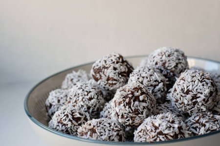 Foto de Plate with homemade raw chocolate balls, which is a classic no bake pastry in Sweden and Denmark. Sweet chocolate bake. - Imagen libre de derechos