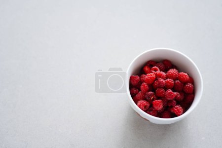 Foto de Frambuesas rojas en un tazón. Frambuesas frescas silvestres que han sido cosechadas y colocadas en un bol. Foto tomada en Suecia. - Imagen libre de derechos