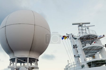 Contrôle radar de navigation ensemble d'antennes bateau de croisière. Radars sur le pont supérieur de paquebot de croisière vue bleue paysage romantique.