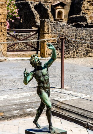 statue du faun dansant à Pompéi, Italie. Pompéi est une ancienne ville romaine détruite par l'éruption du Vésuve en 79 av.