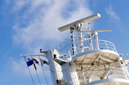 Contrôle radar de navigation ensemble d'antennes bateau de croisière. Radars sur le pont supérieur de paquebot de croisière vue bleue paysage romantique.