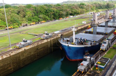 Dos buques de carga transitando los esclusas de Miraflores en el Canal de Panamá en Centroamérica