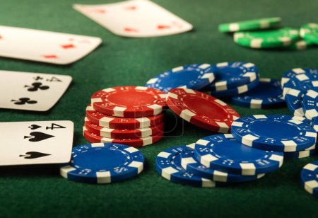 Foto de Juego de póquer en la mesa del casino. Una combinación exitosa de cartas trajo un montón de fichas ganadoras. - Imagen libre de derechos