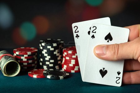 Tarjetas de poker con una combinación de pares en la mano del jugador. Combinación afortunada en un juego en un club de póquer. Ganar depende de la suerte.