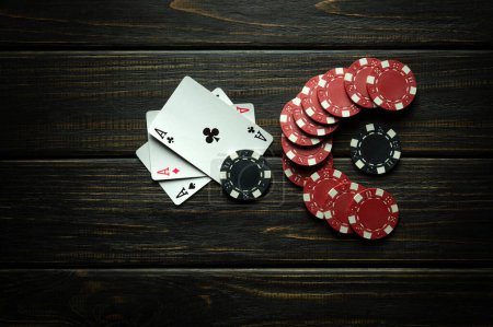 Foto de Jugar a las cartas con una combinación ganadora de tres ases. La suerte en el juego de póquer depende de la fortuna. - Imagen libre de derechos