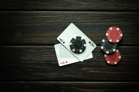 Foto de Jugar a las cartas con una combinación ganadora de dos ases. La suerte en el juego de póquer depende de la fortuna. Espacio publicitario sobre fondo negro. - Imagen libre de derechos