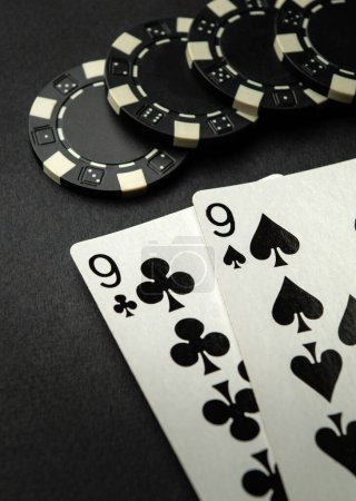 Foto de Victoria exitosa con la combinación de cartas de juego de un par. Juego de póquer en mesa negra. - Imagen libre de derechos