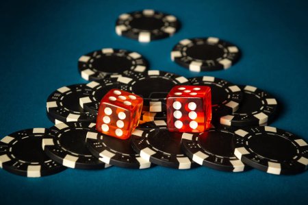 Würfelspiel auf einem Pokertisch in einem Club. Eine gewinnende Kombination aus zwei Würfeln brachte viele Chips.