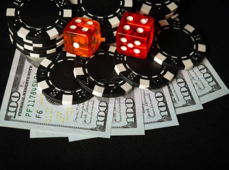 Dados y pilas de fichas en el dinero de ganar el club de póquer. Una combinación exitosa trajo una rica victoria.