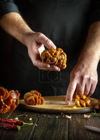 Kochen Särge von Küchenchef Hände auf Küchentisch in Taverne. Ernährungskonzept für Pilze.