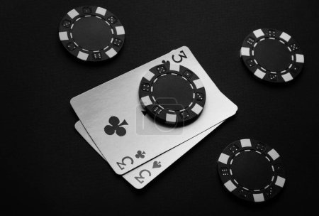 Foto de Fichas negras y cartas con una combinación ganadora de un par. Club de Poker concepto de suerte. - Imagen libre de derechos
