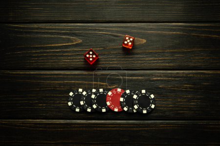 Würfel und Gewinnchips an einem dunklen Vintage-Tisch in einem Pokerclub. Eine erfolgreiche Kombination aus zwei Fünfen im Würfelspiel.