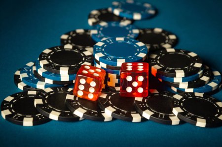 Beliebtes Würfelspiel auf einem Pokertisch in einem Club. Eine erfolgreiche Kombination aus zwei Würfeln brachte viele Gewinnchips.