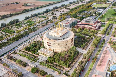 Foto de Vista aérea del edificio de la Junta de Andalucía conocido como Torre Triana, Sevilla, España - Imagen libre de derechos