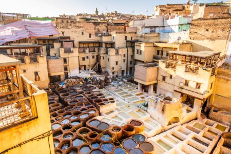Foto de Famous tannery in sunny Fez, Morocco, North Africa - Imagen libre de derechos