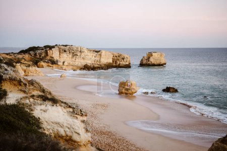Foto de Hermosa playa de Sao Rafael al atardecer, costa del Algarve, Portugal - Imagen libre de derechos