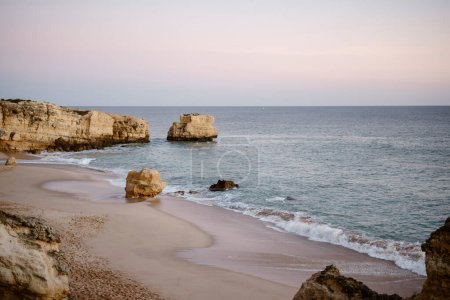 Foto de Hermosa playa de Sao Rafael al atardecer, costa del Algarve, Portugal - Imagen libre de derechos