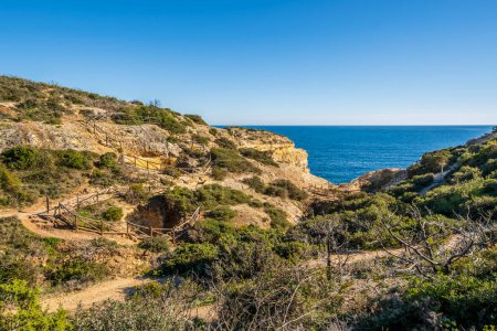 Téléchargez les photos : Belles falaises et formations rocheuses au bord de l'océan Atlantique à Seven Hanging Valleys Trail en Algarve, Portugal - en image libre de droit