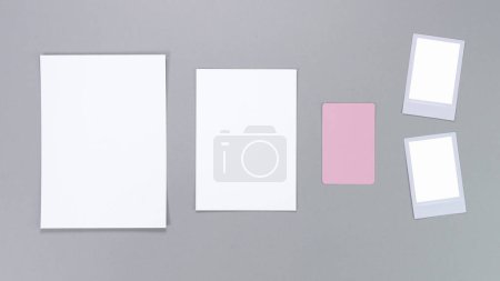 Template-Komposition mit leeren Fotokarten, Instant Cards, Polaroid-Rahmen und isoliert auf grauem Hintergrund für eine einfache Bearbeitung. Attrappe, Fotokarte, Weihnachtskarte, Grußkarte.