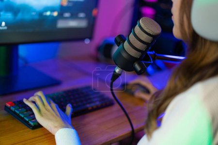 Gamer und E-Sport online von asiatischen Frau spielen Online-Computervideospiel mit Lichteffekt, Live-Streaming zu Hause übertragen. Gamer und E-Sport Online-Gaming-Technologie-Turnier.