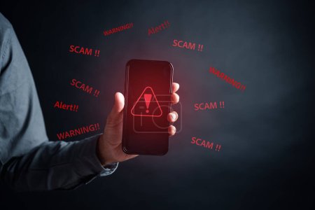 Betrug-Alarm auf Benachrichtigungs-Smartphone-Konzept, Virus-Hacker Internet-Sicherheit, Geschäftsmann hält Smartphone. Betrug mit Banking-Apps, Spam-E-Mail-Pop-up-Warnung.