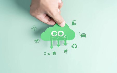 Hand in Hand Globale Erde Verringerung von CO2 oder Kohlendioxidemissionen, CO2-Fußabdruck und CO2-Gutschriften zur Begrenzung globaler Auswirkungen des Klimawandels, Erde zur Entwicklung grüner Energie.