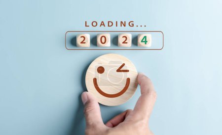 Glückslächeln des Fortschritts von 2023 bis 2024, Countdown frohe Weihnachten und ein gutes neues Jahr, Planung und Herausforderung Strategie im neuen Jahr 2024 Konzept.