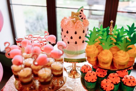 Geburtstag exitic Catering, Tisch mit modernen Desserts, Cupcakes, Süßigkeiten mit Flamingo. leckere Schokoriegel auf einer teuren Geburtstagsparty. Raum für Text. Babydusche. Feiertagsfeier.