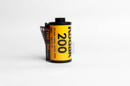 Téléchargez les photos : Rivne, Ukraine 21 février 2023 : Un rouleau de film de caméra analogique Kodak Gold 200 35mm sur fond blanc. film de caméra kodacolor. Vintage Slide et montage de film d'impression. hipster film rétro grain. - en image libre de droit