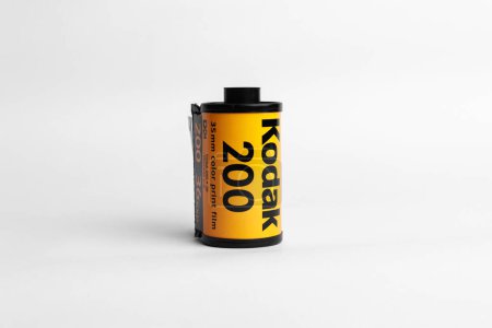Téléchargez les photos : Rivne, Ukraine 21 février 2023 : Un rouleau de film de caméra analogique Kodak Gold 200 35mm sur fond blanc. film de caméra kodacolor. Vintage Slide et montage de film d'impression. hipster film rétro grain. - en image libre de droit