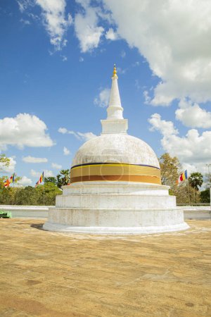 Téléchargez les photos : Ruwanwali maha saya stupa blanc avec ciel bleu et nuages blancs à Anuradhapuraya, Sri lanka. - en image libre de droit