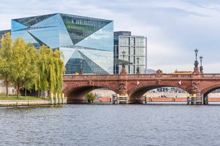 Téléchargez les photos : Berlin, Allemagne - 5 octobre 2022 : River Spree avec le pont Moltke et un immeuble de bureaux en forme de cube sur Washingtonplatz, le Cube Berlin - en image libre de droit