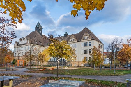 Foto de Berlín, Alemania - 3 de noviembre de 2021: El Humboldt-Gymnasium, una escuela primaria en el distrito berlinés de Tegel, monumento arquitectónico catalogado - Imagen libre de derechos