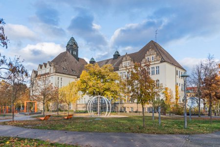 Téléchargez les photos : Berlin, Allemagne - 3 novembre 2021 : Le Humboldt-Gymnasium, une grammar school du quartier de Tegel à Berlin, classé monument architectural - en image libre de droit