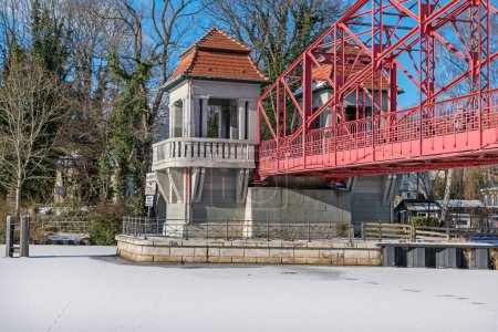 Téléchargez les photos : Berlin, Allemagne - 12 février 2021 : Pont Haven (Sechserbruecke), une ferme en acier protégée du patrimoine, au-dessus du ruisseau gelé Tegeler Fliess avec sa porte en forme de pavillon et l'une des deux billetteries - en image libre de droit