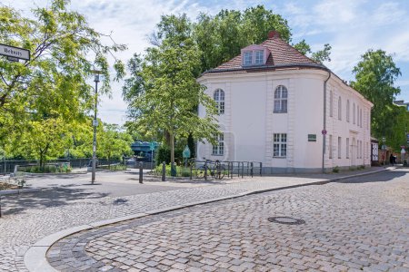 Foto de Berlín, Alemania - 13 de junio de 2023: La calle Kolk situada en la antigua isla de Behnitz, una de las zonas de asentamiento más antiguas del distrito de Spandau con sus notables casas antiguas - Imagen libre de derechos