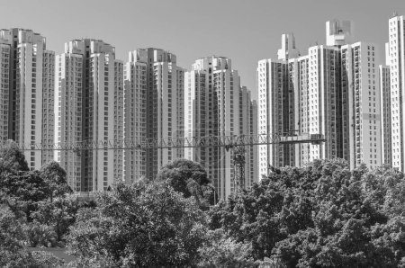Téléchargez les photos : Immeuble résidentiel de grande hauteur de l'immobilier public et de la grue sur le chantier de construction à Hong Kong - en image libre de droit
