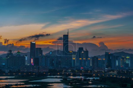 Skyline der Stadt Shenzhen, China in der Dämmerung. Von der Grenze zu Hongkong aus gesehen
