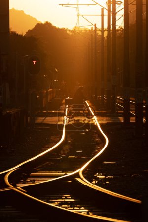 Téléchargez les photos : Voie ferrée du train léger dans la ville de Hong Kong au coucher du soleil - en image libre de droit