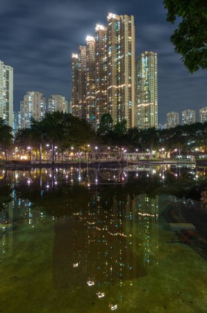 Téléchargez les photos : Paysage nocturne d'un immeuble résidentiel de grande hauteur à Hong Kong - en image libre de droit