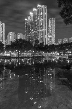 Téléchargez les photos : Paysage nocturne d'un immeuble résidentiel de grande hauteur à Hong Kong - en image libre de droit