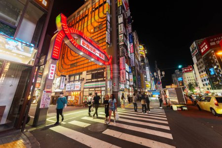 Foto de Shinjuku, Tokio, Japón - 27 de mayo de 2023: Vista del paisaje urbano por la noche con una colorida cartelera publicitaria junto a la calle en el distrito de Shinjuku por la noche en Tokio, Japón. - Imagen libre de derechos